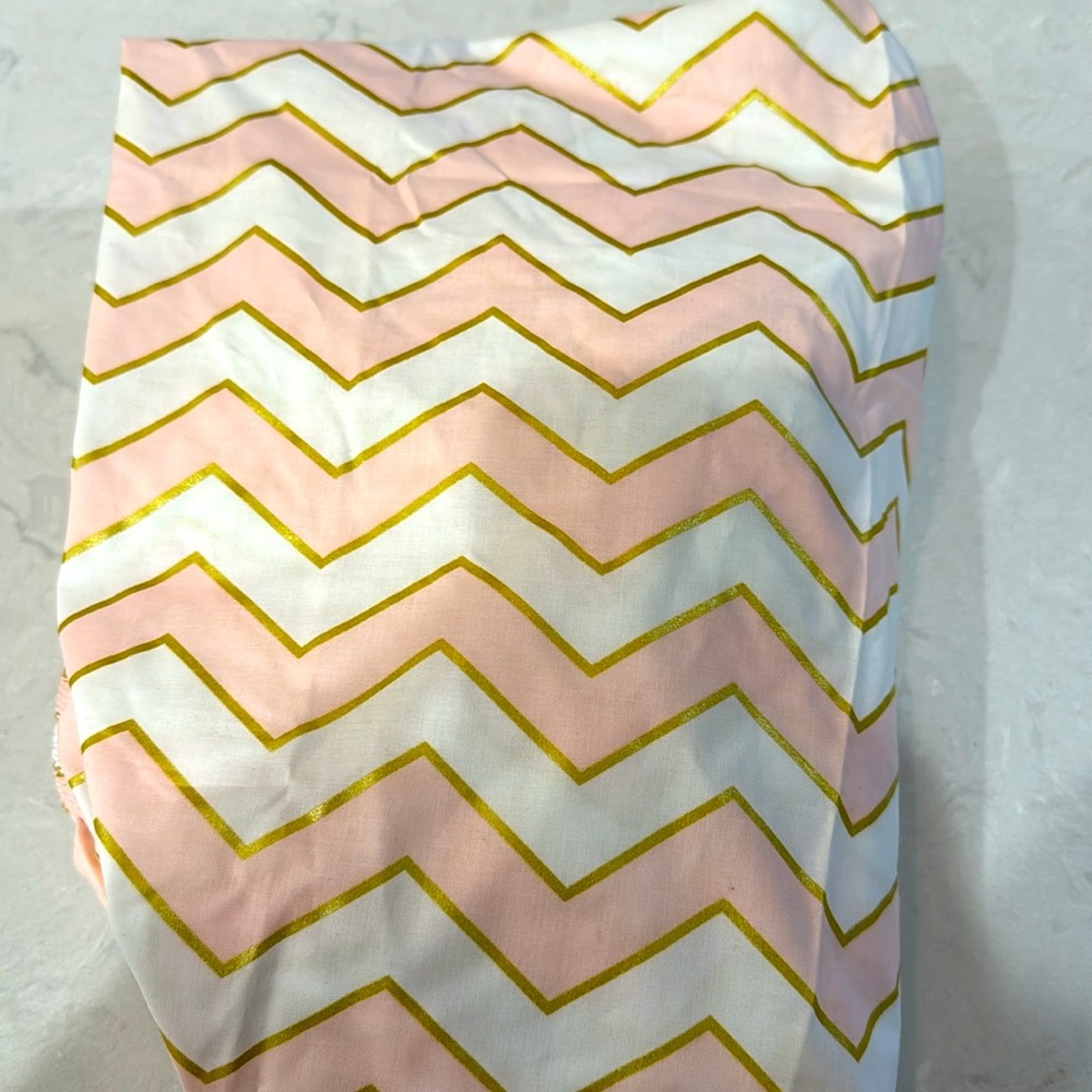 Carousel Designs Crib Sheet Organic cotton Chevron Pink/White Metallic